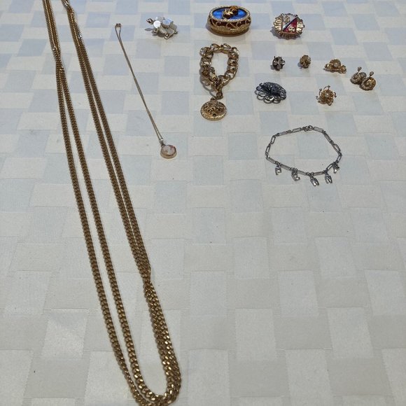 BEAUTIFUL VINTAGE COSTUME JEWELRY - Picture 1 of 9